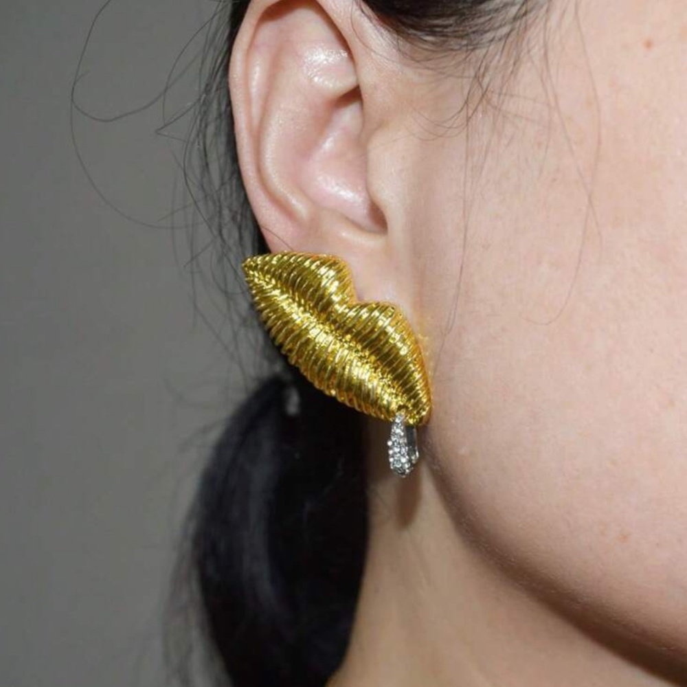 Retro Metal Lip Design Earrings - Drop Earrings Bold & Stylish